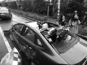 汽车被迎面钢筋削成“敞篷” 女司机吓傻