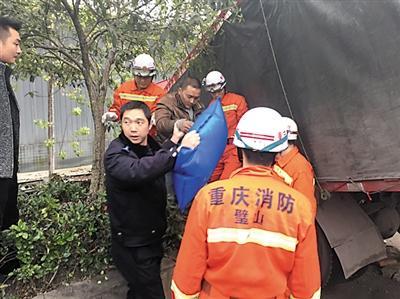 惊险！9米长货车冲出路边 车头悬挂空中