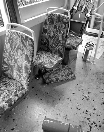 井盖松动卡住大巴 乘客在座位上被弹飞