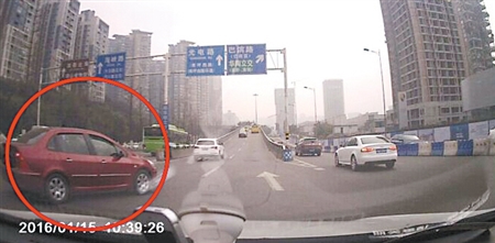 前车11秒连变5车道 后车急刹损坏车中电脑