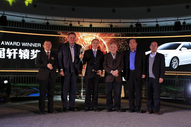 原机械工业部部长何光远为吉利汽车研究院院长冯擎峰颁奖