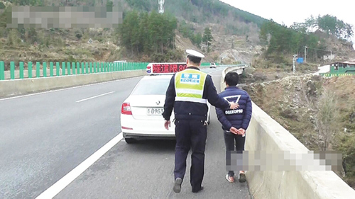 男孩骑自行车上高速 不仅逆行还玩自拍