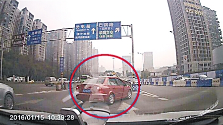 前车11秒连变5车道 后车急刹损坏车中电脑