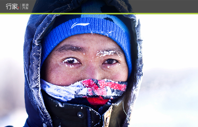 寒潮惊人！泼洒一杯开水瞬间成冰的震撼
