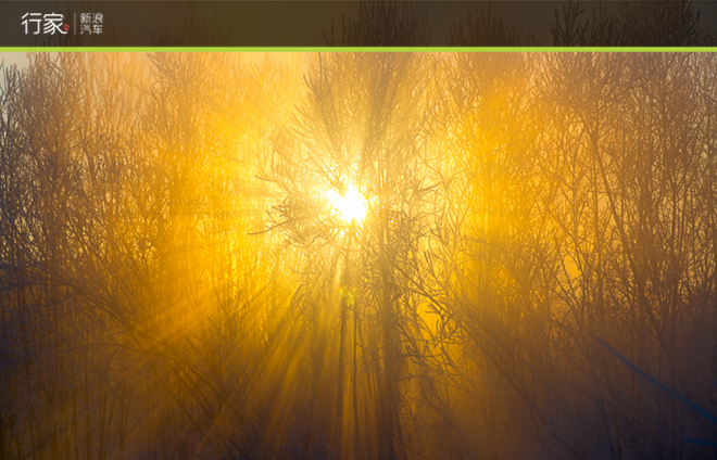 寒潮惊人！泼洒一杯开水瞬间成冰的震撼