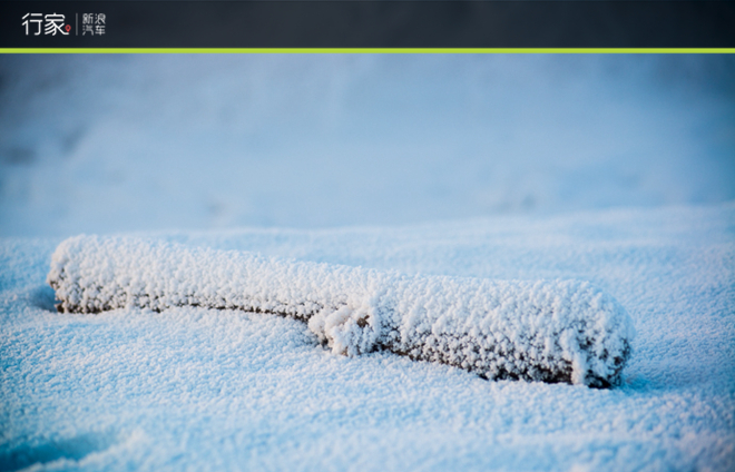 寒潮惊人！泼洒一杯开水瞬间成冰的震撼