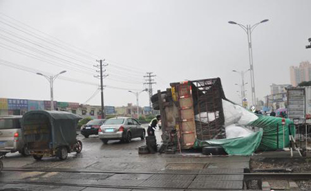 广西一大货车侧翻 男子一秒钟成功躲过