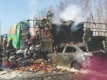 济青高速追尾起火 车烧成空壳惊心动魄