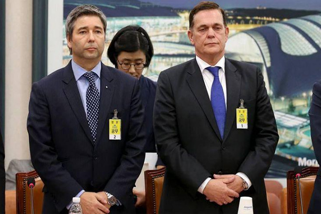 图右为大众韩国总经理Johannes Thammer