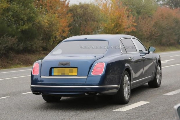 预计年内首发 新款宾利慕尚长轴距版谍照