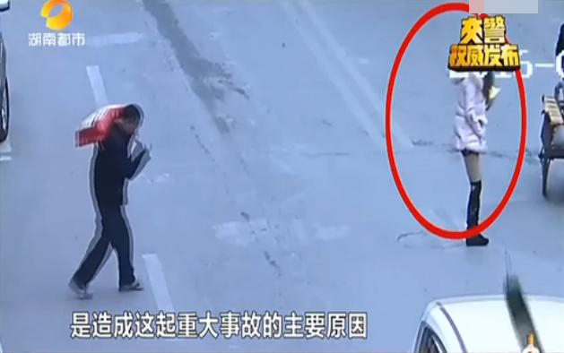 司机酒驾瞟美女 撞死过路打电话女子