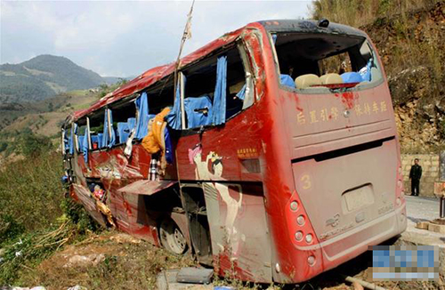 云南临沧发生大巴车侧翻事故 致2死17伤