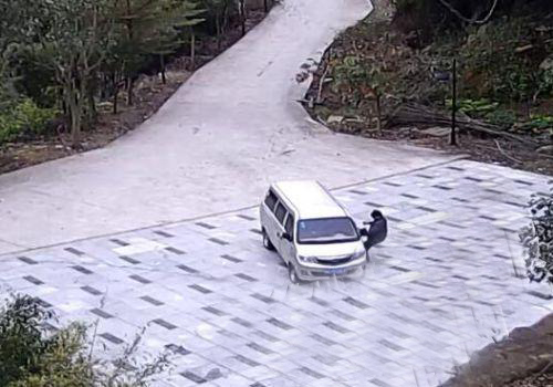 司机用身体阻挡溜车 被碾压昏迷