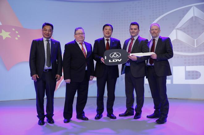 20150113-上汽大通爱尔兰国家邮政车辆交付仪式-向爱尔兰国家邮政局交付车钥匙