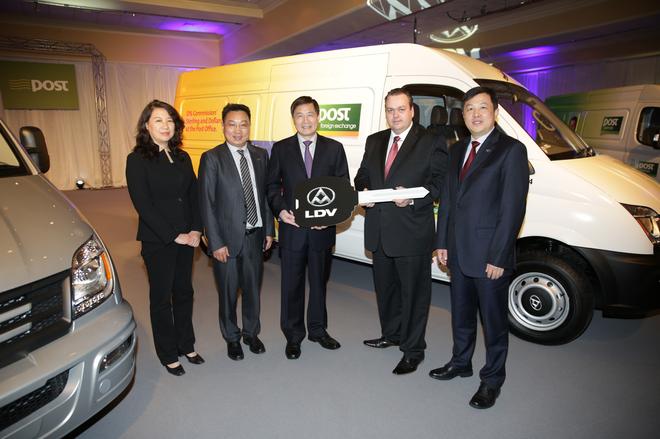 20150113-上汽大通爱尔兰国家邮政车辆交付仪式-中国驻爱尔兰大使及经商参赞见证