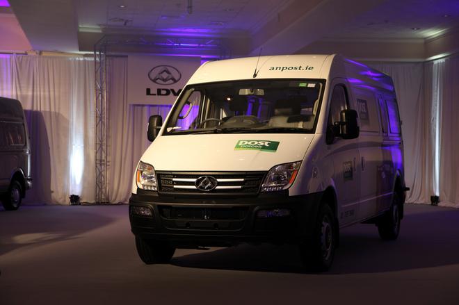 20150113-上汽大通爱尔兰国家邮政车辆交付仪式-邮政车2