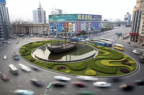 进出环岛时，需要打转向灯吗？