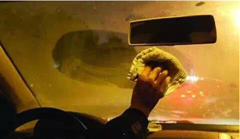 车窗结冰千万别用开水淋，这些窍门拿走！