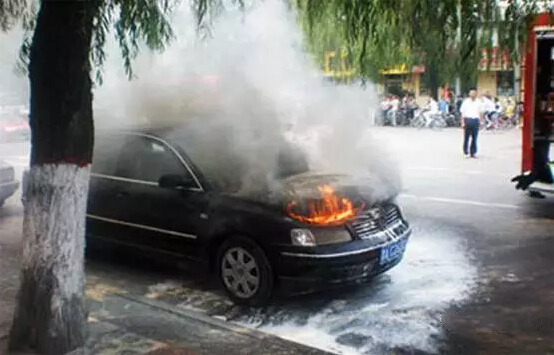 只因油箱加满，差点车毁人亡！