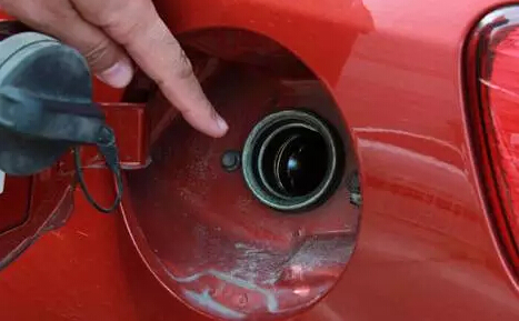 只因油箱加满，差点车毁人亡！