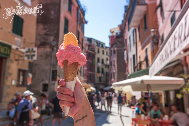 比基尼看腻了？就看清爽长裙美女的迷情海滨游