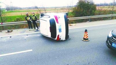 男子应急车道停车小便 后方轿车追尾后侧翻