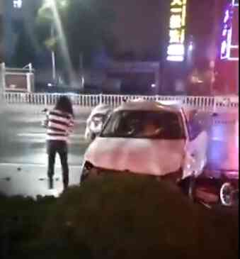 少女酒驾撞人 在伤者身旁小便称“憋坏了”