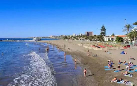 优衣库算个卵！自驾去国外天体沙滩开眼界