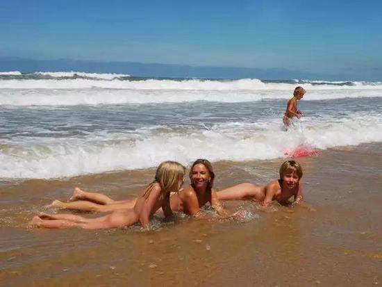 优衣库算个卵！自驾去国外天体沙滩开眼界