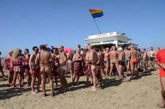 优衣库算个卵！自驾去国外天体沙滩开眼界