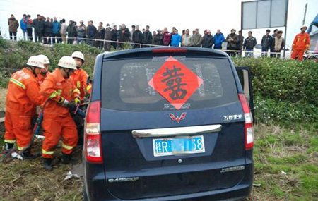 广西贵港客车与面包车相撞 致2死19伤