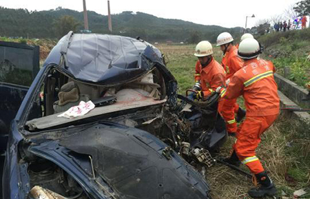 广西贵港客车与面包车相撞 致2死19伤