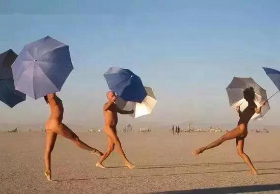 优衣库算个卵！自驾去国外天体沙滩开眼界