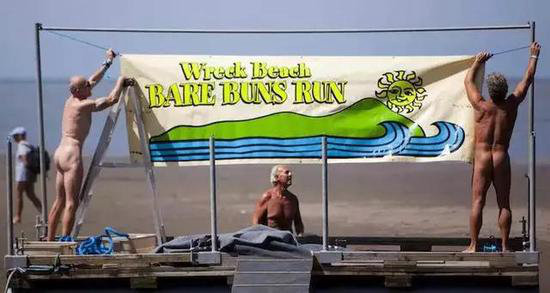 优衣库算个卵！自驾去国外天体沙滩开眼界