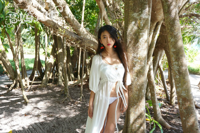 比基尼搭配透明纱裙 海岛上演清凉泳装秀