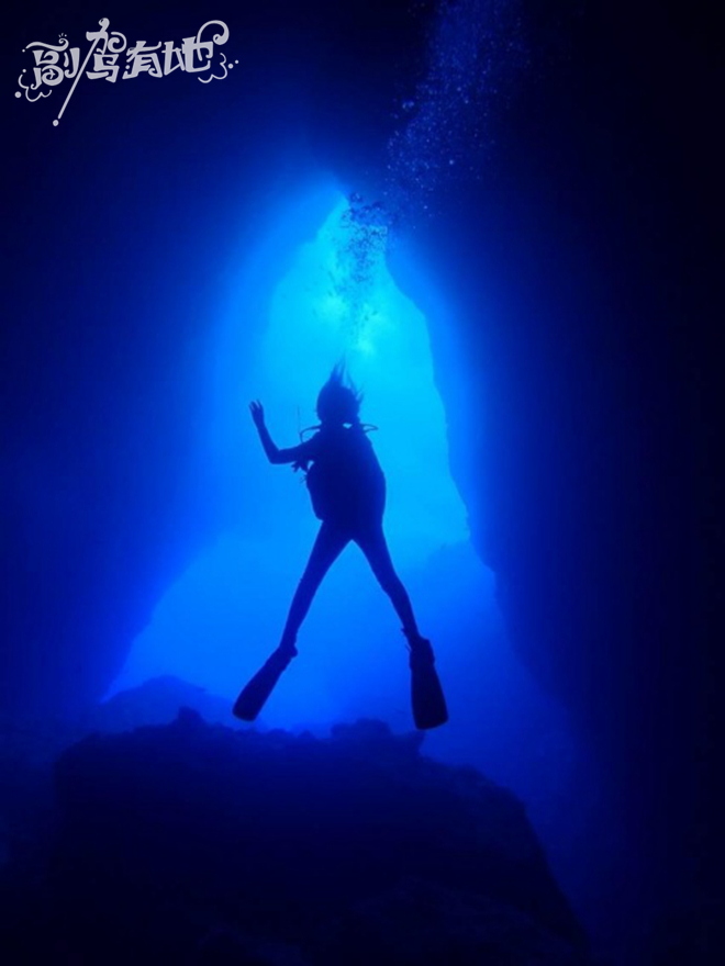 比基尼搭配透明纱裙 海岛上演清凉泳装秀