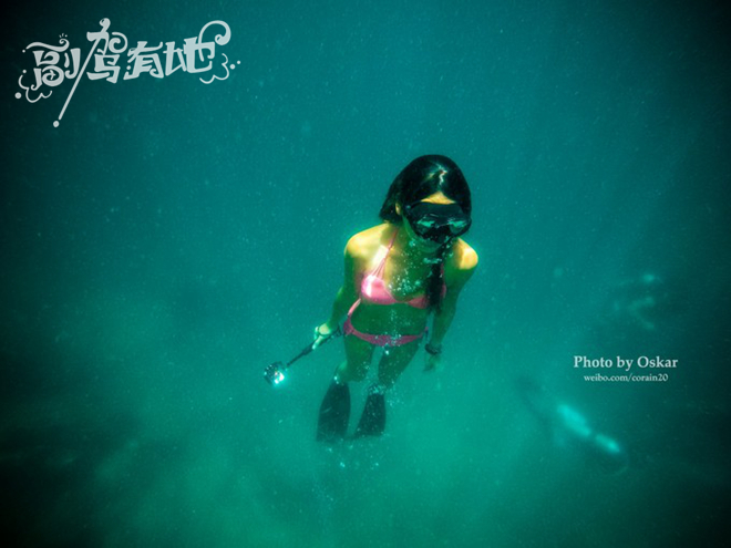 泳装带少了！海岛沙滩上演喷血比基尼秀