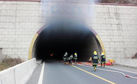 运鞭炮货车高速隧道内起火 司机被警方控制