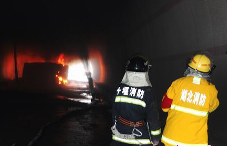 运鞭炮货车高速隧道内起火 司机被警方控制