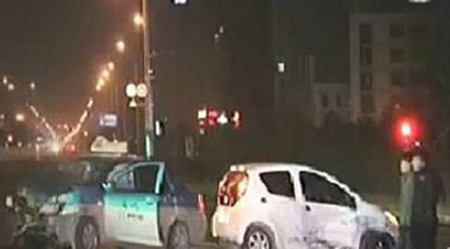 轿车为赶算命闯红灯 被出租车撞飞十几米