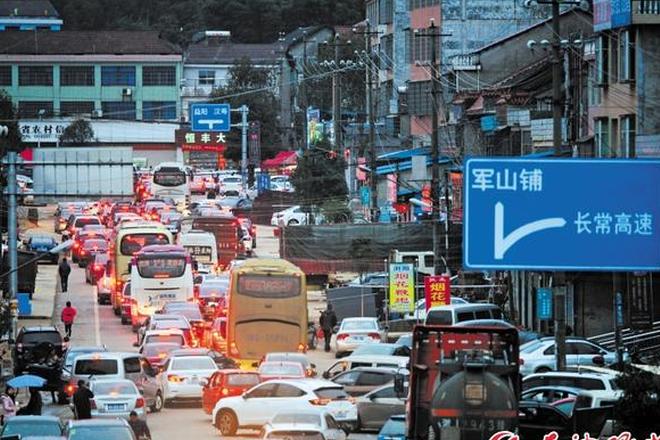 汽车已成农村标配 拥堵