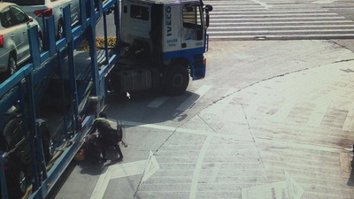 女孩不幸被卷入大挂车底 自行爬出奇迹生还