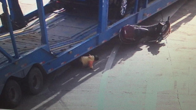 女孩不幸被卷入大挂车底 自行爬出奇迹生还