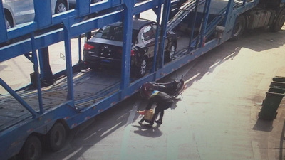 女孩不幸被卷入大挂车底 自行爬出奇迹生还