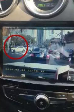 上海一男子驾驶无牌奔驰车 撞击交警被捕