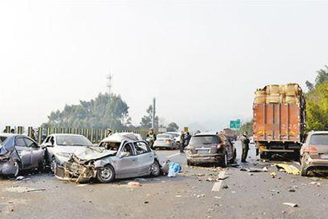 公式昨日，绕城高速渝黔立交附近发生多起车祸，事故中36辆车受损。 胡杰 雷键 摄