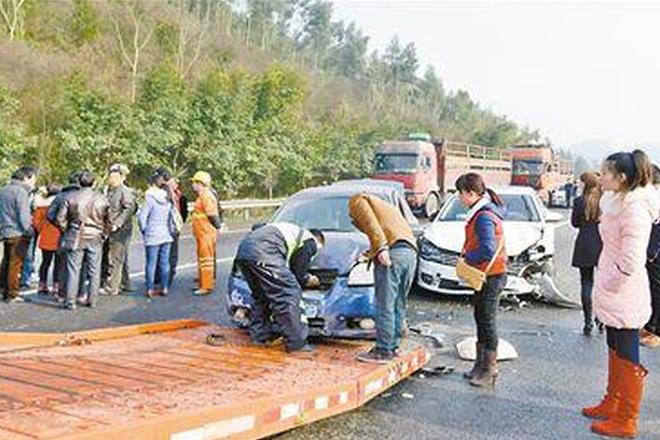 公式受损车辆被拖离现场。