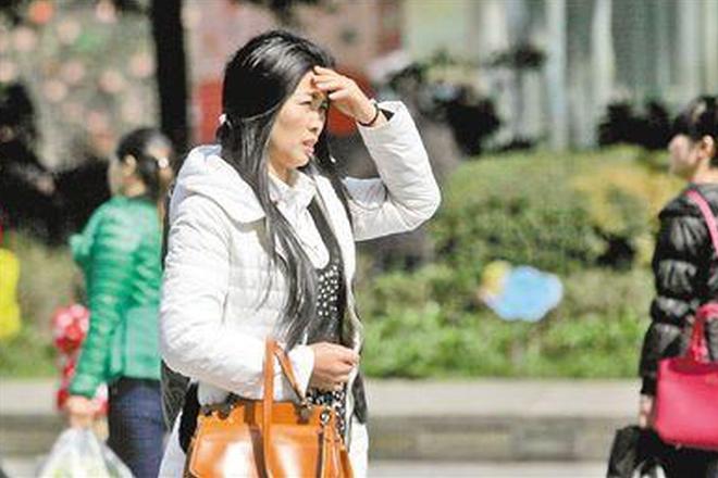 公式昨日艳阳高照，市民被晒得睁不开眼。雷键 摄