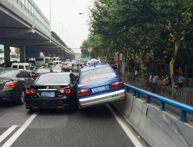 这些司机开车的水平也太牛了，看完无言以对！