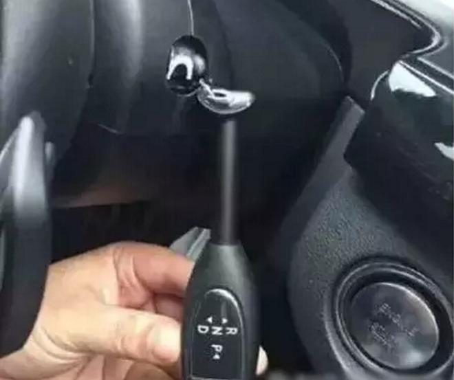 用力过猛，劳斯莱斯的档把都掰断了？